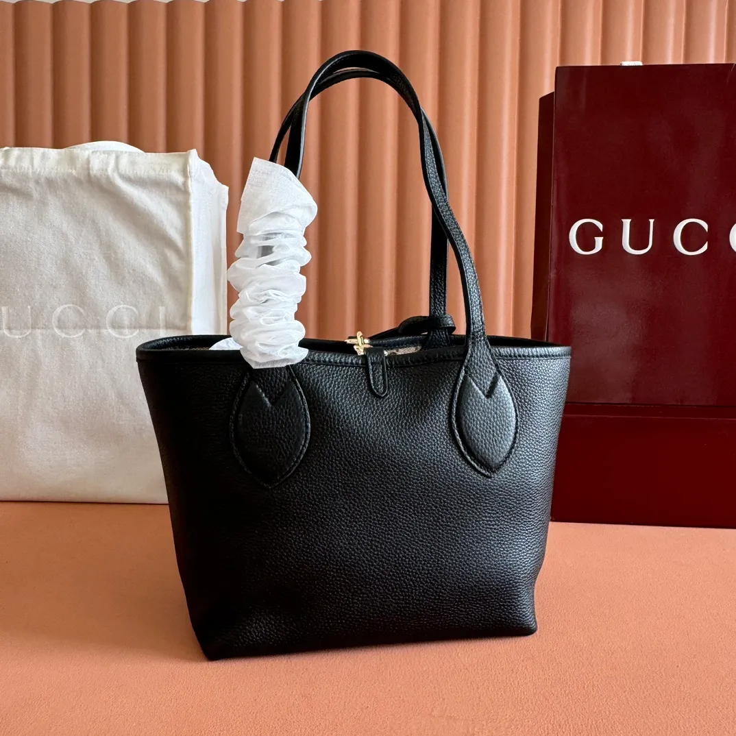 p1300. 💋💋💋【Full set of packaging at the counter】One bag, two styles, a charming interpretation of double-sided aesthetics. This Gucci Totissima tote bag is crafted from grained leather on one side and GG canvas on the other. Interpreting timeless style and functional aesthetics under the name Totissima. Black grained leather on one side, beige and dark brown GG canvas on the other Light gold-toned hardware Internal clutch: 19cm (W) x 13cm (H) Shoulder strap (22cm H) Reference number: 839124. Dimensions: 21cm (width) x 18.5cm (height) x 16cm (depth) Weight: about 0.6kg Color: apricot cloth black leather/original leather. Made in Italy