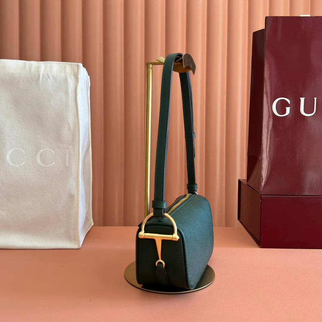 p1060💋💋💋【With full set of original counter packaging】The brand interprets iconic elements from a contemporary perspective and re-presents the Gucci half-horse bit design. It uses soft cow leather that fits the body shape to inject new style into classic accessories. This mini bag is crafted from soft grained leather and features a half horsebit detail on the side. Green grained soft leather. Light gold tone hardware. Tonal cotton and linen blend lining. Half horsebit buckle. Calf leather shoulder strap (23cm high). Zip closure. Ident.: 860784. Dimensions: 19cm (width) x 19.5cm (height) x 9cm (depth) Weight: approx. 272g Color: green/full leather.