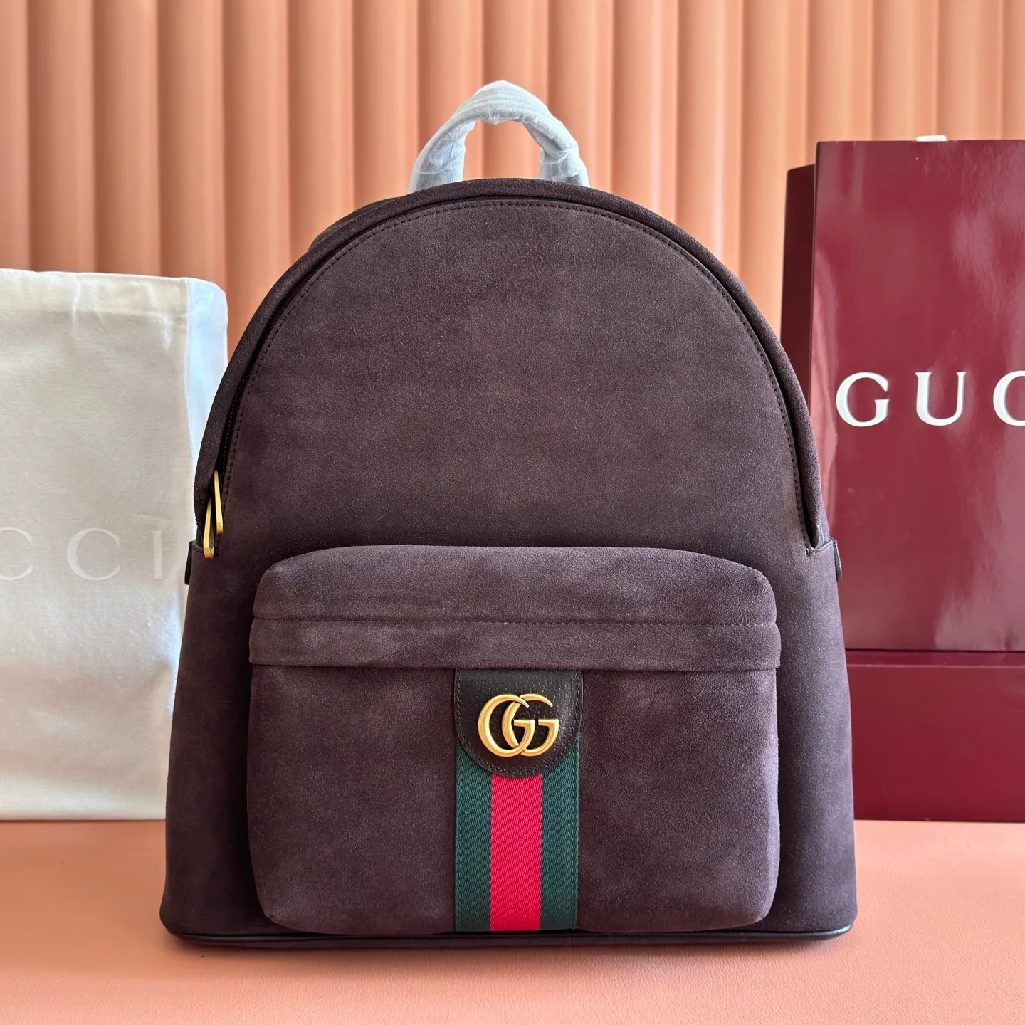 p1480💋💋💋"With full set of original counter packaging" [New product] The Ophidia series is crafted with white color matching, classic silhouette and new functional design, and is made of soft-touch fabrics. This backpack is made of soft GG Supreme material and is intricately embellished with the Double G logo and red and green webbing details. White soft GG Supreme canvas Palladium tone hardware Green nylon lining Double G Web detail Padded mesh at back Adjustable shoulder strap Interior: 1 zip pocket External: 1 zip pocket Handle height: 8 cm Zip closure Ref.: 834466. Dimensions: 36.5cm (width) x 41cm (height) x 18cm (depth) Weight: approx. 1.5kg Colour: Matte brown Made in Italy