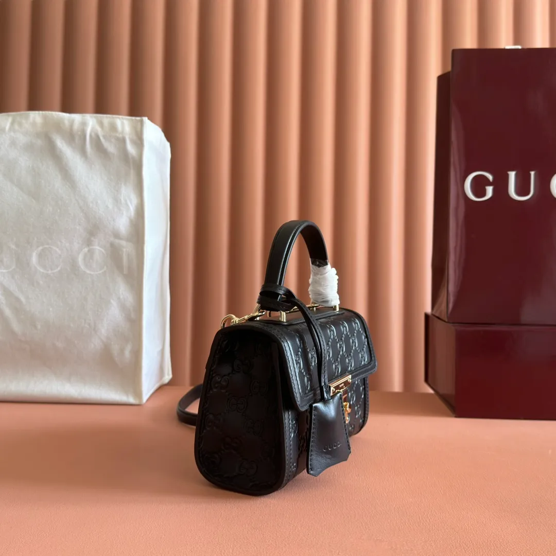 p1240. 💋💋💋 Comes with a full set of original counter packaging [New product] The Padlock series makes a stunning appearance in the 2025 early autumn series with a modern silhouette, unlocking a variety of carrying methods. This style can be worn by hand or cross-body and has a web lining that pays homage to the brand's signature elements. Anchor red GG monogram coated fabric Anchor red leather piping Light gold-toned hardware Anchor red cotton lining Interior: one open pocket Outside: one open pocket Carry handles (6 cm height) Removable and adjustable leather shoulder strap (height: 57 cm – 62 cm; length: 103 cm – 123 cm) Padlock clasp with leather keychain Ident No.: 838999. Dimensions: 20cm (W) x 13cm (H) x 8cm (D) Weight: Approx. 0.6kg Colour: Black/Embossed. Made in Italy