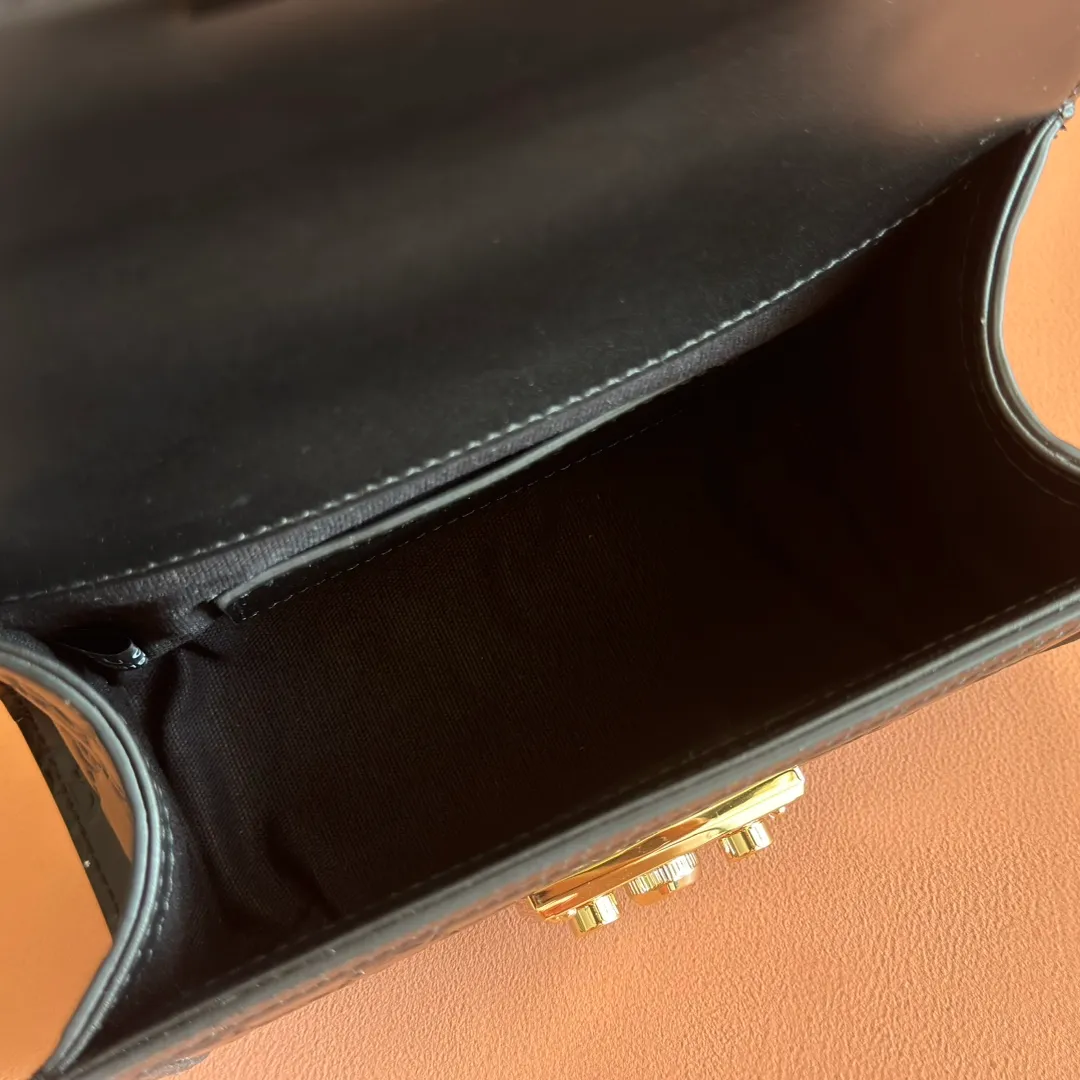 p1240. 💋💋💋 Comes with a full set of original counter packaging [New product] The Padlock series makes a stunning appearance in the 2025 early autumn series with a modern silhouette, unlocking a variety of carrying methods. This style can be worn by hand or cross-body and has a web lining that pays homage to the brand's signature elements. Anchor red GG monogram coated fabric Anchor red leather piping Light gold-toned hardware Anchor red cotton lining Interior: one open pocket Outside: one open pocket Carry handles (6 cm height) Removable and adjustable leather shoulder strap (height: 57 cm – 62 cm; length: 103 cm – 123 cm) Padlock clasp with leather keychain Ident No.: 838999. Dimensions: 20cm (W) x 13cm (H) x 8cm (D) Weight: Approx. 0.6kg Colour: Black/Embossed. Made in Italy