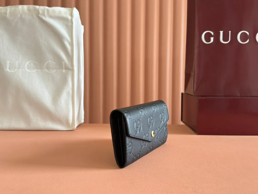 p520. 💋💋💋《With full set of original green box packaging》‼ ️【New Style】Gucci’s classic GG pattern with rich texture and luster is this elegant black long wallet! Inject a different style. Black GG cowhide, antique gold-tone metal buttons. Model: 772791. Dimensions: 19(L) x 10(W) x 3(D) Color: Black/Full Leather. Made in Italy