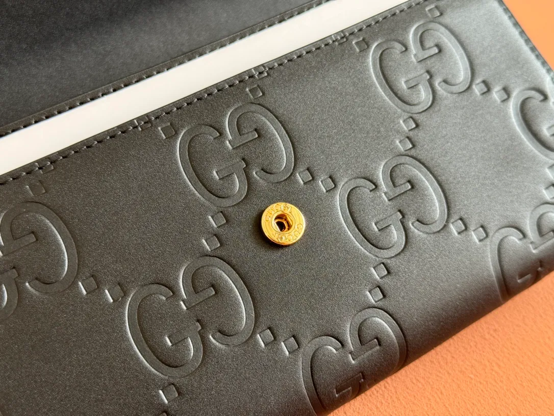 p520. 💋💋💋《With full set of original green box packaging》‼ ️【New Style】Gucci’s classic GG pattern with rich texture and luster is this elegant black long wallet! Inject a different style. Black GG cowhide, antique gold-tone metal buttons. Model: 772791. Dimensions: 19(L) x 10(W) x 3(D) Color: Black/Full Leather. Made in Italy