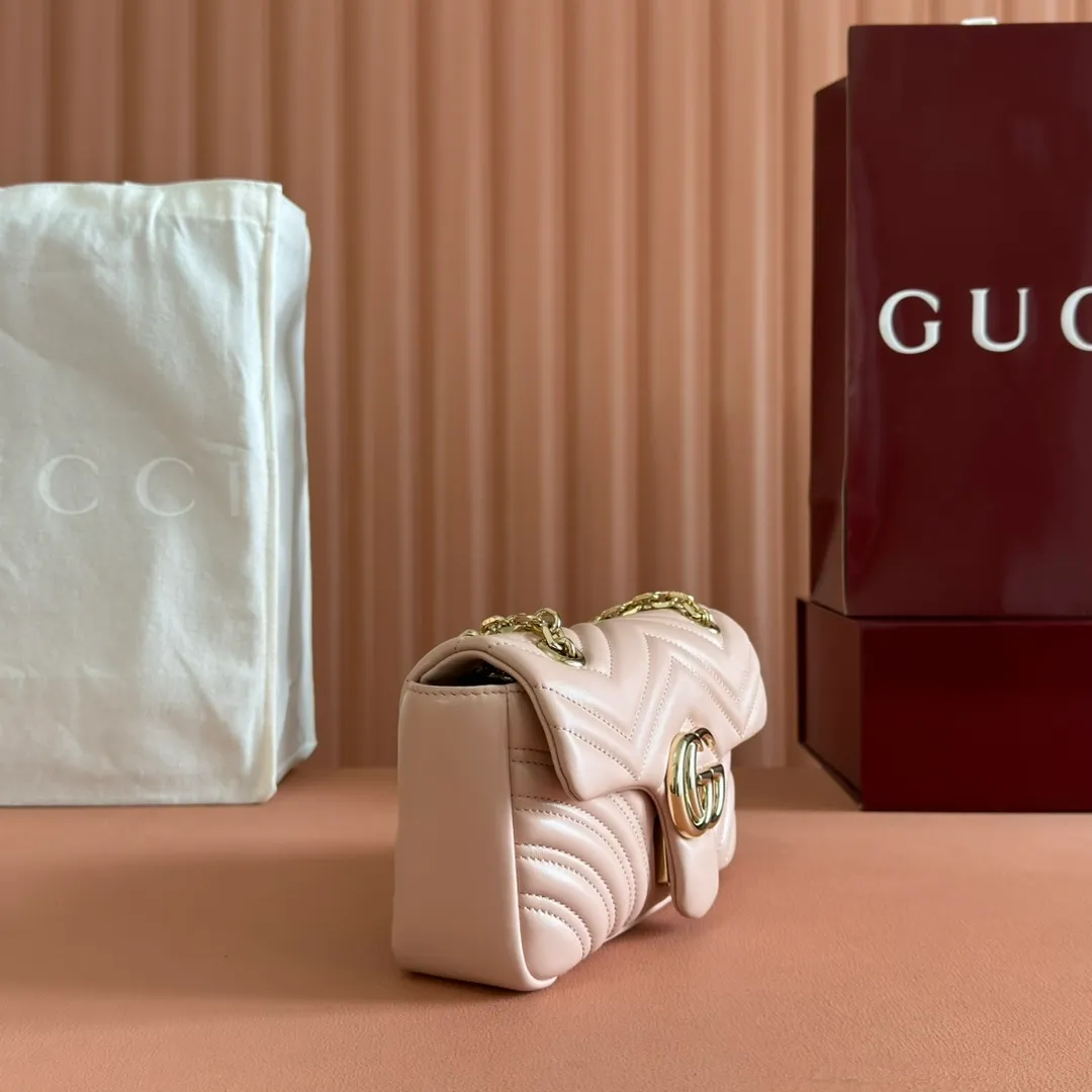 p1300. 💋💋💋Imported original sheepskin top quality workmanship [equipped with full counter packaging] The brand's iconic GG Marmont series is ingeniously integrated with double G styling accessories and faceted chain straps, and soft leather is selected to create a soft-lined bag shape. White V-shaped Matelassé sheepskin. Light gold-tone hardware. Gucci ankara red viscose lining. Interior: One open pocket. Sliding chain strap that can be used as a shoulder strap (55 cm high). Snap-lock flap. Ident.: 837280. Dimensions: 22cm (width) x 12.5cm (height) x 6cm (depth) Weight: about 0.55kg Color: pink full leather/original leather. Made in Italy