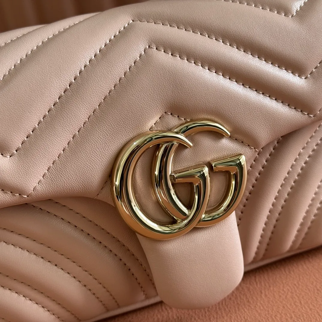 p1300. 💋💋💋Imported original sheepskin top quality workmanship [equipped with full counter packaging] The brand's iconic GG Marmont series is ingeniously integrated with double G styling accessories and faceted chain straps, and soft leather is selected to create a soft-lined bag shape. White V-shaped Matelassé sheepskin. Light gold-tone hardware. Gucci ankara red viscose lining. Interior: One open pocket. Sliding chain strap that can be used as a shoulder strap (55 cm high). Snap-lock flap. Ident.: 837280. Dimensions: 22cm (width) x 12.5cm (height) x 6cm (depth) Weight: about 0.55kg Color: pink full leather/original leather. Made in Italy