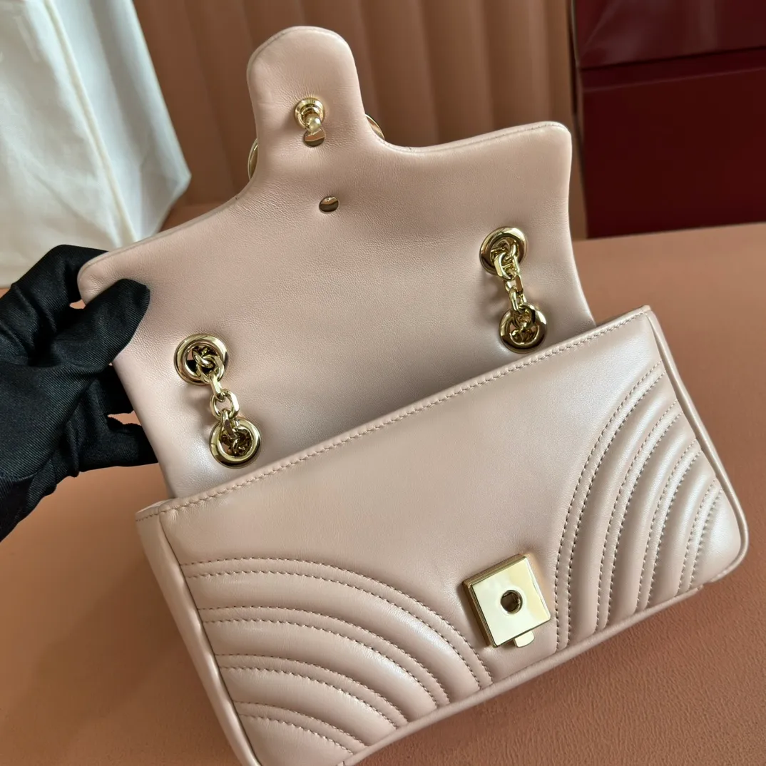p1300. 💋💋💋Imported original sheepskin top quality workmanship [equipped with full counter packaging] The brand's iconic GG Marmont series is ingeniously integrated with double G styling accessories and faceted chain straps, and soft leather is selected to create a soft-lined bag shape. White V-shaped Matelassé sheepskin. Light gold-tone hardware. Gucci ankara red viscose lining. Interior: One open pocket. Sliding chain strap that can be used as a shoulder strap (55 cm high). Snap-lock flap. Ident.: 837280. Dimensions: 22cm (width) x 12.5cm (height) x 6cm (depth) Weight: about 0.55kg Color: pink full leather/original leather. Made in Italy