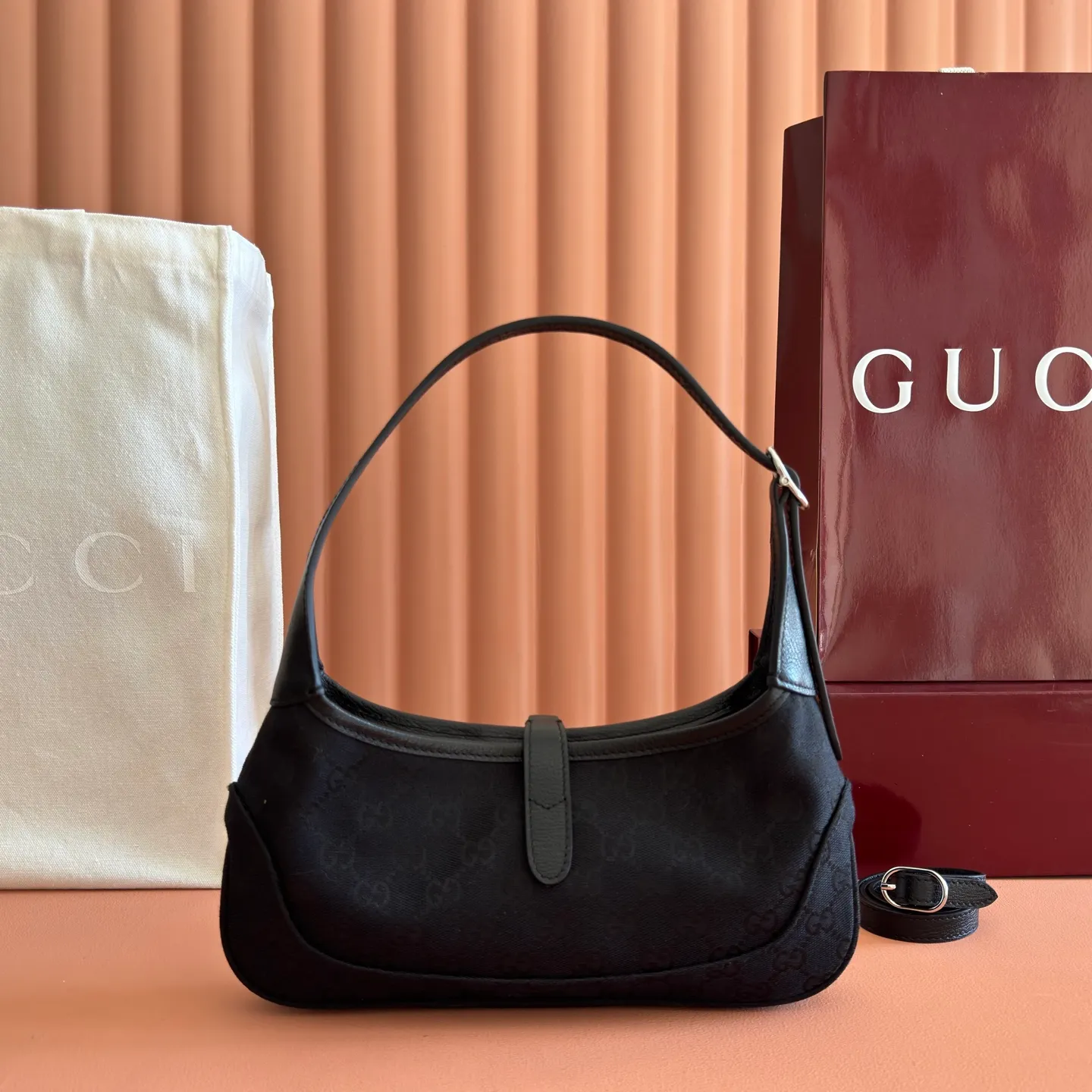 p1040💋💋💋【With full set of original counter packaging】Gucci’s new series is crazy! Demna’s design vision is amazing. The dark horse of Fashion Week is none other than Gucci! The "La Famiglia" series brought by Demna takes Gucci's retro luxury to a new level. Every detail of the new product reveals the designer's ingenuity, and classic elements have been reinterpreted to make them more recognizable. From daily armpit bags to evening tassel bags, the styles span a wide range but are unified and high-end. Beige and dark brown GG canvas, brown leather piping, brown linen lining, interior: 1 zipper pocket, model number: 863137. Dimensions: 27x13x6cm. Made in Italy