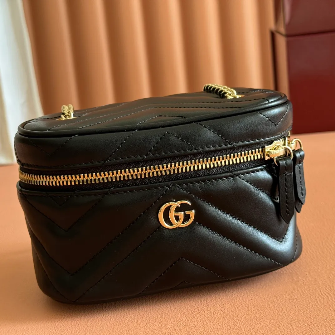 p980💋💋💋 Comes with a full set of original counter packaging [New Product] The brand's iconic GG Marmont series launches a variety of modern fashion bags. This chain makeup bag is embellished with the brand's archive logo, which debuted in the 1970s. Black quilted V-shaped calf leather Light gold tone hardware Black taffeta lining Double G handle (6cm height) Detachable chain shoulder strap (55cm height) Zip closure Model: 837455 Dimensions: 15cm (W) x 8cm (H) x 8.5cm (D) Weight: approx. 395g Color: Black full leather. Made in Italy