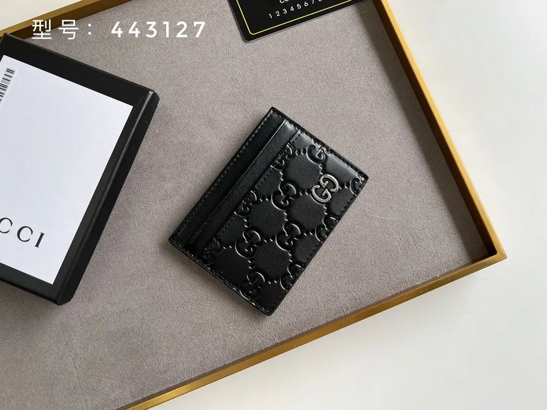 💰100 Top original version💎 GG silver and gold embossed # GUCCI new card holder Genuine card holder, real photo G embossed/full leather. 😘Made of Gucci Signature material, hot-pressed and exquisitely printed💯Made with top-notch overseas hardware! Style number: 233166/443127 Size: W10xH7cm.