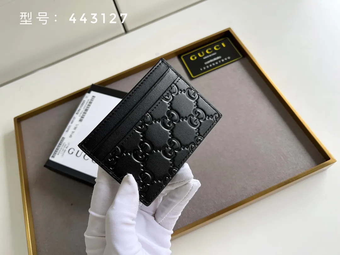 💰100 Top original version💎 GG silver and gold embossed # GUCCI new card holder Genuine card holder, real photo G embossed/full leather. 😘Made of Gucci Signature material, hot-pressed and exquisitely printed💯Made with top-notch overseas hardware! Style number: 233166/443127 Size: W10xH7cm.