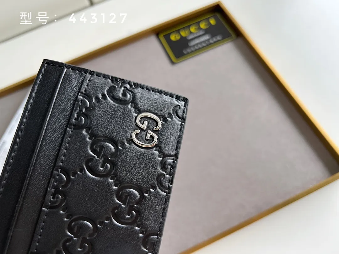 💰100 Top original version💎 GG silver and gold embossed # GUCCI new card holder Genuine card holder, real photo G embossed/full leather. 😘Made of Gucci Signature material, hot-pressed and exquisitely printed💯Made with top-notch overseas hardware! Style number: 233166/443127 Size: W10xH7cm.