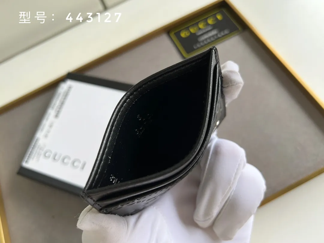 💰100 Top original version💎 GG silver and gold embossed # GUCCI new card holder Genuine card holder, real photo G embossed/full leather. 😘Made of Gucci Signature material, hot-pressed and exquisitely printed💯Made with top-notch overseas hardware! Style number: 233166/443127 Size: W10xH7cm.