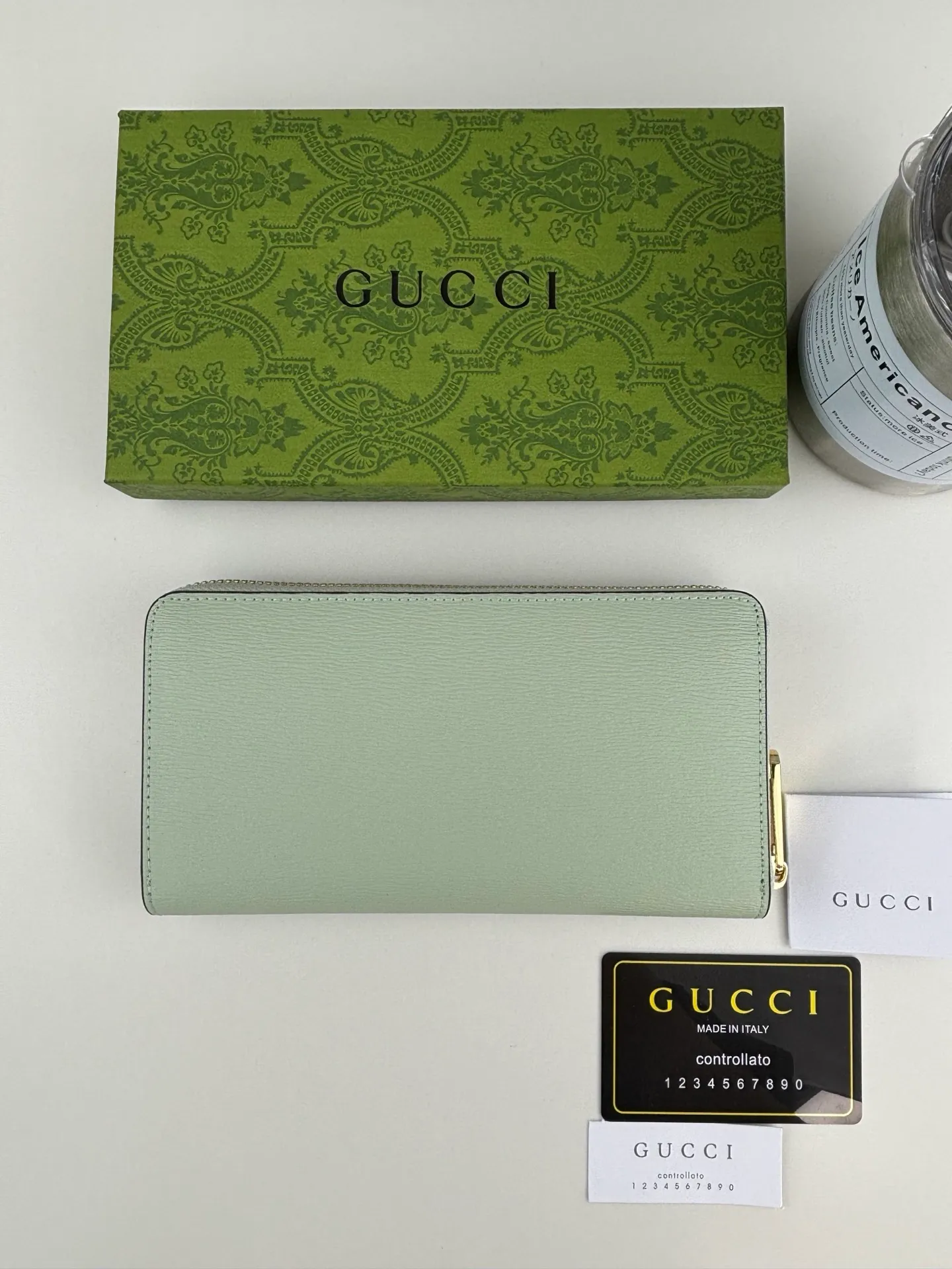 💰170 GUCCl Long zipper wallet with handwritten Gucci logo. Exploring self-expression with unlimited possibilities has become the spiritual connotation of brand design. Crafted from green leather, this long clip is embellished with a gold-toned handwritten Gucci logo-shaped hardware, adding a touch of the brand's signature charm to the entire design. Green leather, gold-tone hardware, taffeta lining, scripted Gucci logo detail. Interior: Six card compartments, two bill compartments, two separate internal compartments and a zippered coin pocket, this classic piece features a zipper closure Style number: 772642 Dimensions: 19cm x 10cm x 3.5cm Colour: Green