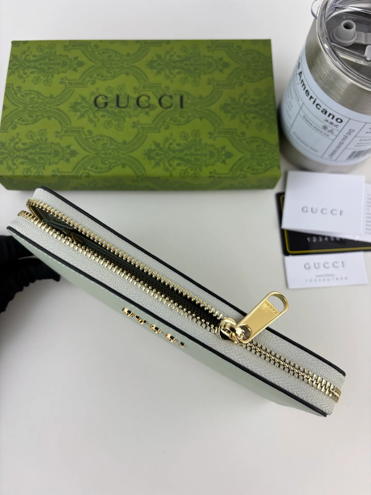 💰170 GUCCl Long zipper wallet with handwritten Gucci logo. Exploring self-expression with unlimited possibilities has become the spiritual connotation of brand design. Crafted from green leather, this long clip is embellished with a gold-toned handwritten Gucci logo-shaped hardware, adding a touch of the brand's signature charm to the entire design. Green leather, gold-tone hardware, taffeta lining, scripted Gucci logo detail. Interior: Six card compartments, two bill compartments, two separate internal compartments and a zippered coin pocket, this classic piece features a zipper closure Style number: 772642 Dimensions: 19cm x 10cm x 3.5cm Colour: Green