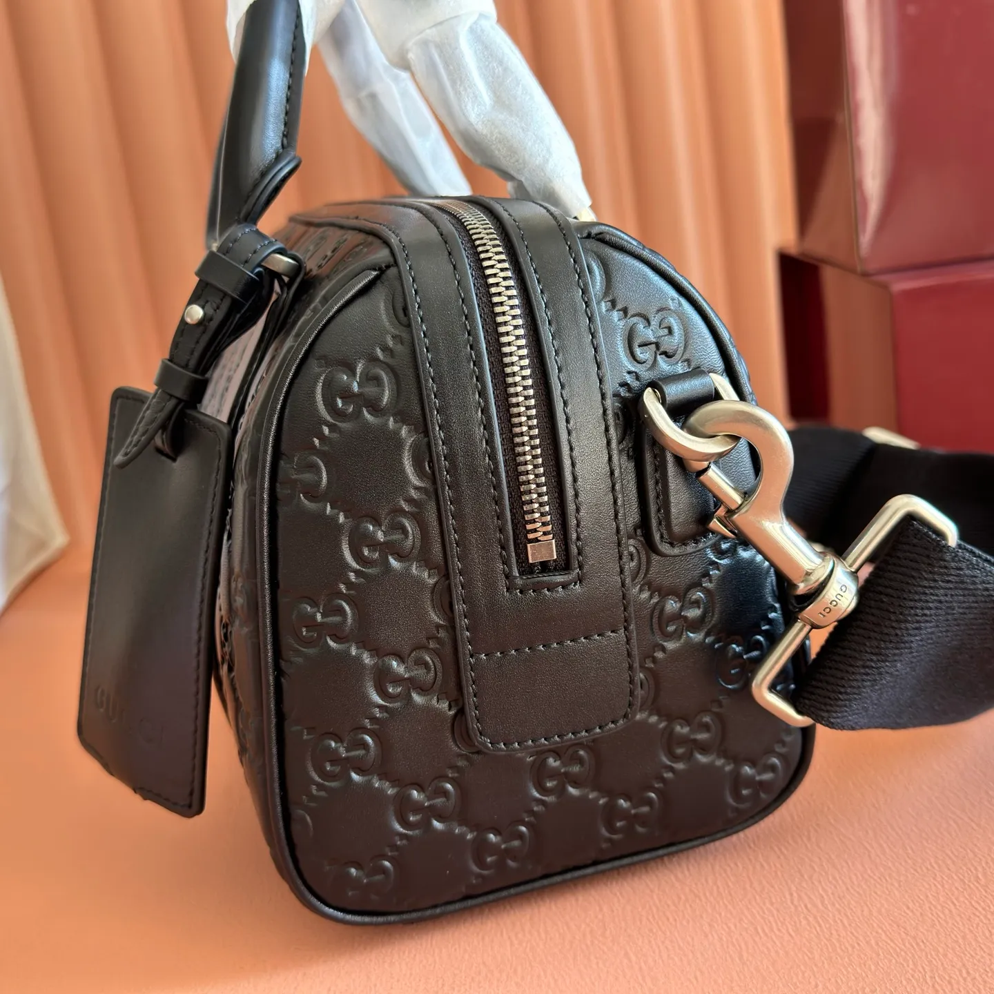 p1360💋💋💋[Combined with full original factory packaging] Super Double G series, from daily wear to special occasion clothing, the brand's favorite patterns add color to new leather goods. This handbag is crafted in black Super Double G leather, a new interpretation of the luggage series, and lined with cotton and linen. Model: 855789 black pressure Size: 25x16x14cm