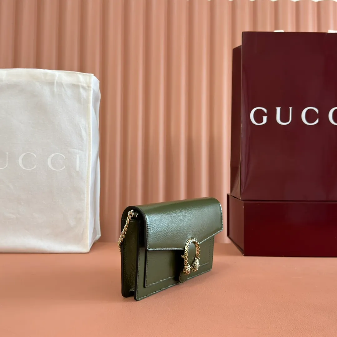 p980. 💋💋💋"With full set of original counter packaging" [New Product] This chain wallet is made of patent leather, with a wide shape and a light gold tone chain shoulder strap that provides a variety of styling options. Rosso Ancora patent leather Light gold tone hardware Gucci Ancora suede and taffeta lining Interior: 6 card compartments and 1 zip pocket External: 1 flat pocket Chain shoulder strap (52 cm high) Button closure Ident: 837374. Dimensions: 20cm (width) x 12.5cm (height) x 4.5cm (depth) Weight: approx. 0.42kg Colour: Forest green patent leather. Made in Italy