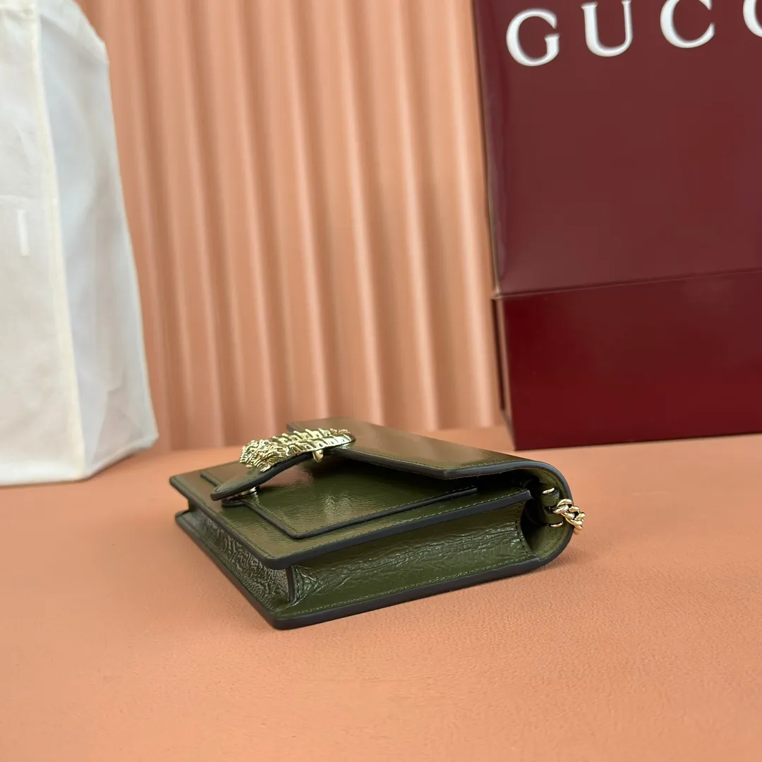 p980. 💋💋💋"With full set of original counter packaging" [New Product] This chain wallet is made of patent leather, with a wide shape and a light gold tone chain shoulder strap that provides a variety of styling options. Rosso Ancora patent leather Light gold tone hardware Gucci Ancora suede and taffeta lining Interior: 6 card compartments and 1 zip pocket External: 1 flat pocket Chain shoulder strap (52 cm high) Button closure Ident: 837374. Dimensions: 20cm (width) x 12.5cm (height) x 4.5cm (depth) Weight: approx. 0.42kg Colour: Forest green patent leather. Made in Italy