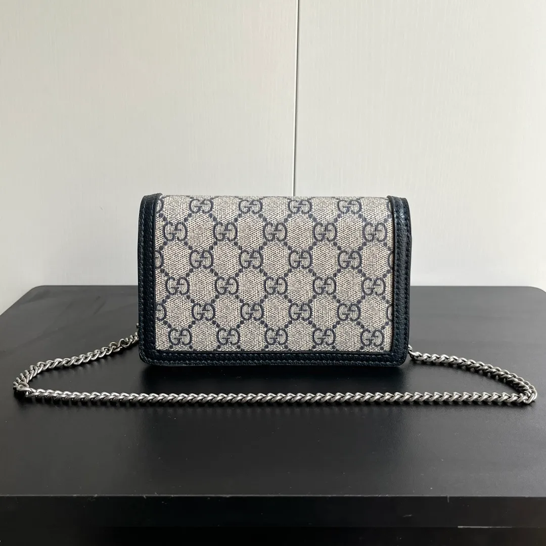 Actual shot #💰240 with box model: 476432 blue glue size: 16.5x10x4.5cm 𝙂𝙪𝙘𝙘𝙞 𝘿𝙞𝙤𝙣𝙮𝙨𝙪𝙨 𝙈𝙞𝙣𝙞 16.5 Xiaogujia’s entry-level small bag is recommended. It’s not worth mentioning. It’s a classic model that can be said to be the symbol of Xiaogujia. The classic mini Dionysian buckle is paired with calfskin. This bag has a very high appearance rate. It is simply a tool for daily wear and is very popular on the street❗️
