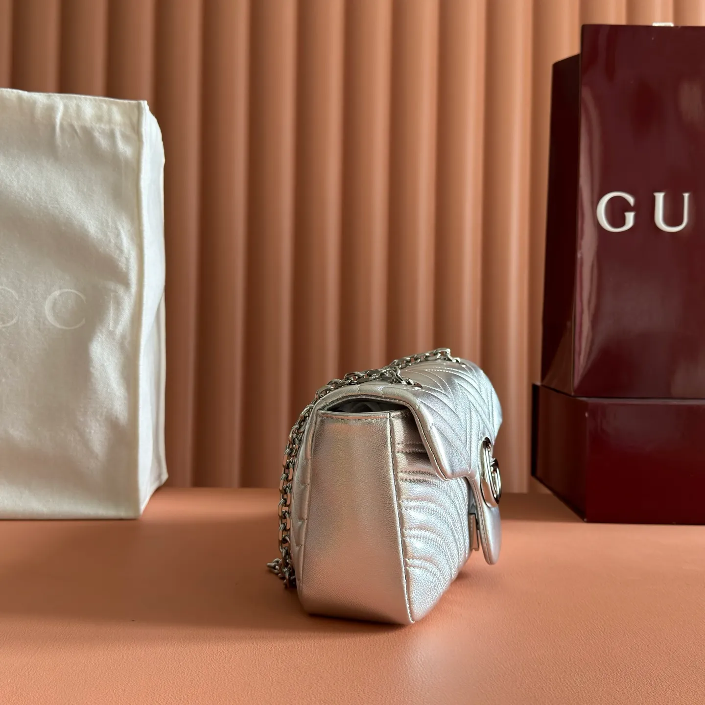 p1360💋💋💋Imported original leather [with full set of original counter packaging] The brand's iconic GG Marmont series is ingeniously integrated with double G styling accessories and faceted chain straps, and soft leather is selected to create a bag with soft lines. Simple and neat back pockets make medium and large bags more practical. Silver V-shaped Matelassé sheepskin Silver-tone hardware Gucci silver-tone viscose lining Double G Interior: One zippered pocket External: One open pocket Sliding chain strap that can be used as a shoulder strap (56 cm high) Spring-buckle flap Ref.: 837267. Dimensions: 26cm (width) x 15cm (height) x 7cm (depth) Weight: approx. 0.65kg Color: silver sheepskin/original leather. Made in Italy