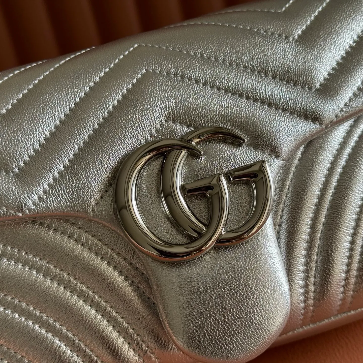 p1360💋💋💋Imported original leather [with full set of original counter packaging] The brand's iconic GG Marmont series is ingeniously integrated with double G styling accessories and faceted chain straps, and soft leather is selected to create a bag with soft lines. Simple and neat back pockets make medium and large bags more practical. Silver V-shaped Matelassé sheepskin Silver-tone hardware Gucci silver-tone viscose lining Double G Interior: One zippered pocket External: One open pocket Sliding chain strap that can be used as a shoulder strap (56 cm high) Spring-buckle flap Ref.: 837267. Dimensions: 26cm (width) x 15cm (height) x 7cm (depth) Weight: approx. 0.65kg Color: silver sheepskin/original leather. Made in Italy