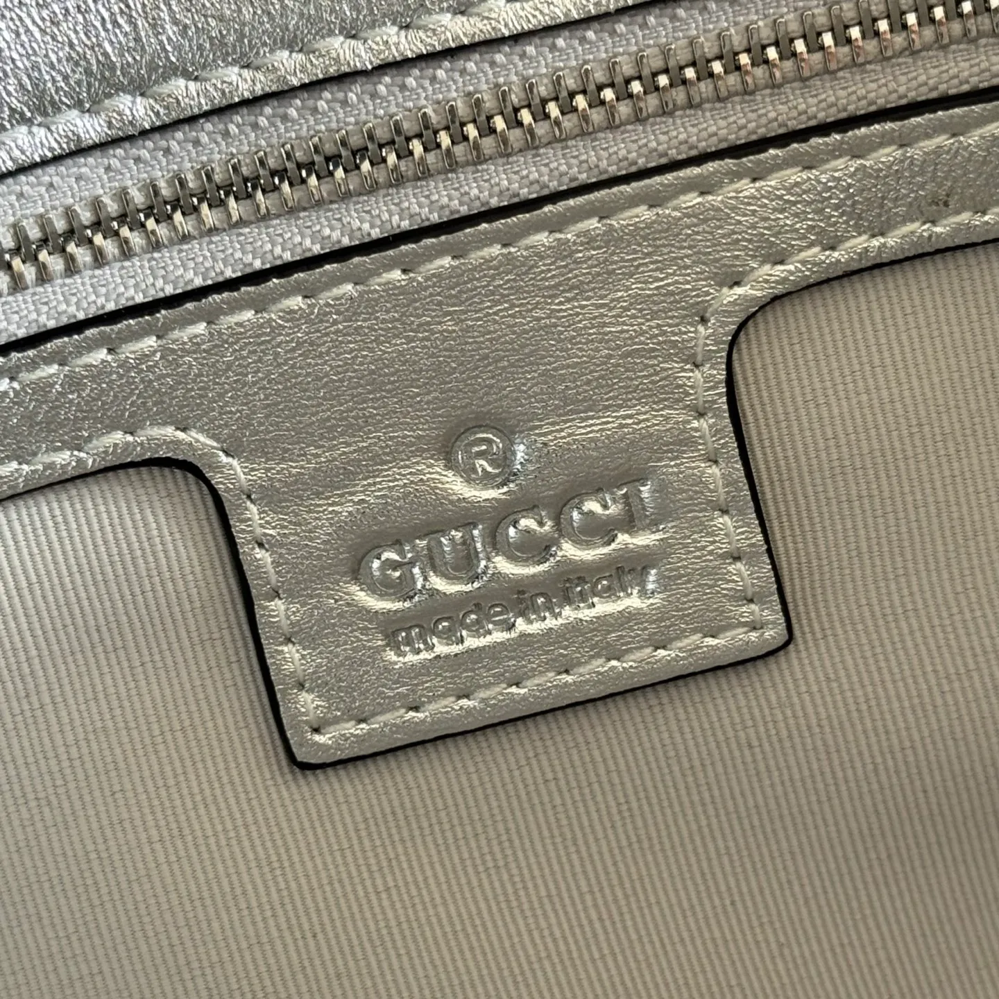 p1360💋💋💋Imported original leather [with full set of original counter packaging] The brand's iconic GG Marmont series is ingeniously integrated with double G styling accessories and faceted chain straps, and soft leather is selected to create a bag with soft lines. Simple and neat back pockets make medium and large bags more practical. Silver V-shaped Matelassé sheepskin Silver-tone hardware Gucci silver-tone viscose lining Double G Interior: One zippered pocket External: One open pocket Sliding chain strap that can be used as a shoulder strap (56 cm high) Spring-buckle flap Ref.: 837267. Dimensions: 26cm (width) x 15cm (height) x 7cm (depth) Weight: approx. 0.65kg Color: silver sheepskin/original leather. Made in Italy