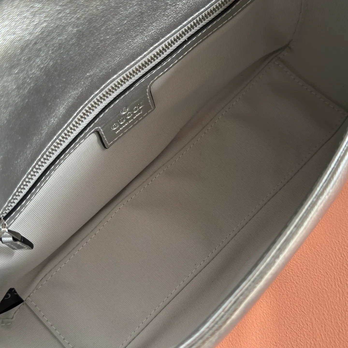 p1360💋💋💋Imported original leather [with full set of original counter packaging] The brand's iconic GG Marmont series is ingeniously integrated with double G styling accessories and faceted chain straps, and soft leather is selected to create a bag with soft lines. Simple and neat back pockets make medium and large bags more practical. Silver V-shaped Matelassé sheepskin Silver-tone hardware Gucci silver-tone viscose lining Double G Interior: One zippered pocket External: One open pocket Sliding chain strap that can be used as a shoulder strap (56 cm high) Spring-buckle flap Ref.: 837267. Dimensions: 26cm (width) x 15cm (height) x 7cm (depth) Weight: approx. 0.65kg Color: silver sheepskin/original leather. Made in Italy