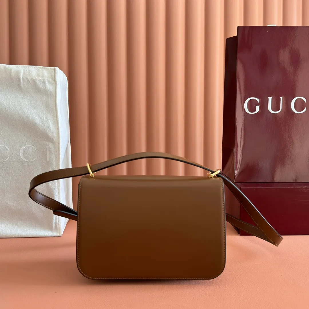 p1640. 💋💋💋【With full set of original counter packaging】2025 autumn and winter series, the Gucci Siena series small shoulder bag continues the evolution of the iconic element of Gucci's classic horsebit. Crafted from fine glossy leather, this shoulder bag has a structured shape and a half-horsebit buckle design from the 1970s. Finished with gold-tone hardware, the interior is lined with three levels of gusseting and a zipped pocket. Black fine glossy leather Gold-tone hardware Black leather lining Interior: 3-level fastening and 1 zipped pocket Shoulder straps: Height: 23cm – 25cm; Length: 127cm Half-horsebit snap fastener Ident: 846705. Dimensions: 22.5cm (width) x 14cm (height) x 8cm (depth) Weight: approx. 0.7kg Color: brown full leather. Made in Italy