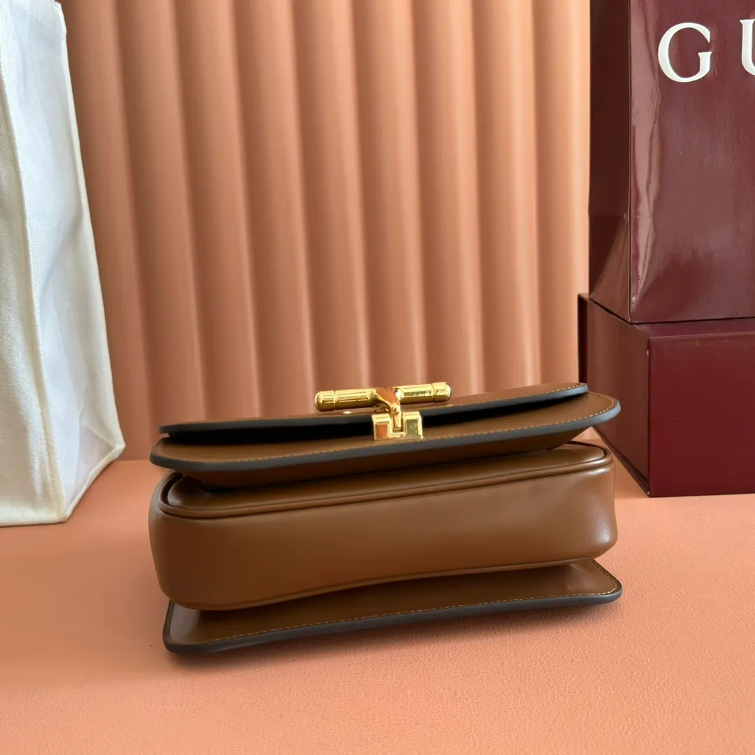 p1640. 💋💋💋【With full set of original counter packaging】2025 autumn and winter series, the Gucci Siena series small shoulder bag continues the evolution of the iconic element of Gucci's classic horsebit. Crafted from fine glossy leather, this shoulder bag has a structured shape and a half-horsebit buckle design from the 1970s. Finished with gold-tone hardware, the interior is lined with three levels of gusseting and a zipped pocket. Black fine glossy leather Gold-tone hardware Black leather lining Interior: 3-level fastening and 1 zipped pocket Shoulder straps: Height: 23cm – 25cm; Length: 127cm Half-horsebit snap fastener Ident: 846705. Dimensions: 22.5cm (width) x 14cm (height) x 8cm (depth) Weight: approx. 0.7kg Color: brown full leather. Made in Italy