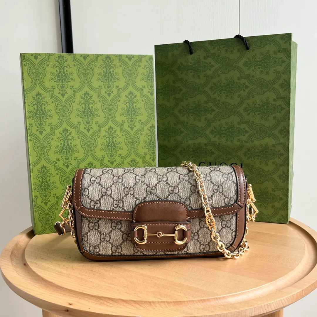 Actual shot #💰280 Style number: 735178 Caramel Size: 24✖️13.5✖️7.5cm Gucci Horsebit 1955 Baguette Xiaohongshu’s new backpack has 2 shoulder straps and can be carried in the hand, cross-body, or under the armpit. It is flatter and longer than the regular 1955 saddle bag. The chain is very textured. It is perfect for taking pictures when going out👍