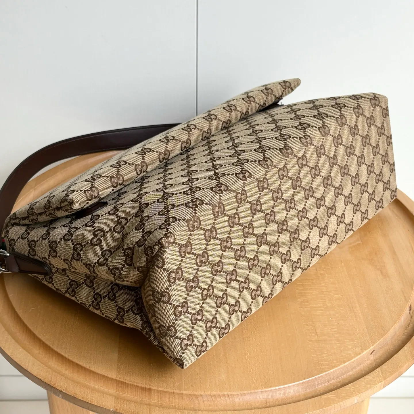 Upgraded version of real shot #💰340 Style number: 821616 Size: 36/25/12cm 2025 spring and summer series new canvas bag! It adopts a soft yet crisp shape and has a smooth texture. The magnetic flip-up closure is convenient and easy to use👍 The Gucci printed logo on the back and the matching magnetic buckle are exquisite and can protect the contents. The capacity is special🉑