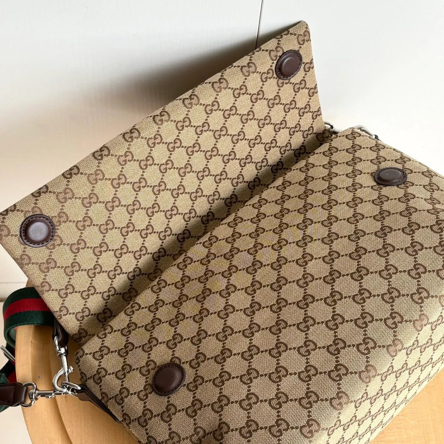 Upgraded version of real shot #💰340 Style number: 821616 Size: 36/25/12cm 2025 spring and summer series new canvas bag! It adopts a soft yet crisp shape and has a smooth texture. The magnetic flip-up closure is convenient and easy to use👍 The Gucci printed logo on the back and the matching magnetic buckle are exquisite and can protect the contents. The capacity is special🉑