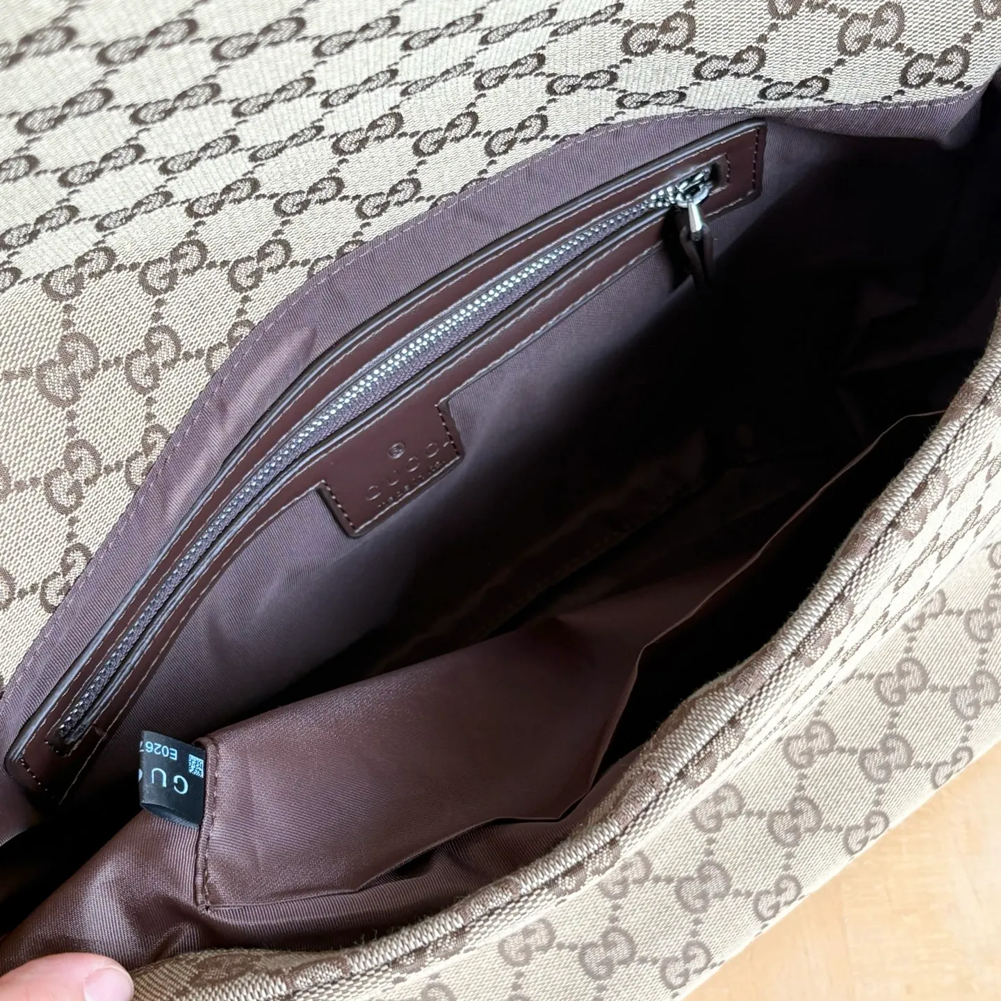 Upgraded version of real shot #💰340 Style number: 821616 Size: 36/25/12cm 2025 spring and summer series new canvas bag! It adopts a soft yet crisp shape and has a smooth texture. The magnetic flip-up closure is convenient and easy to use👍 The Gucci printed logo on the back and the matching magnetic buckle are exquisite and can protect the contents. The capacity is special🉑