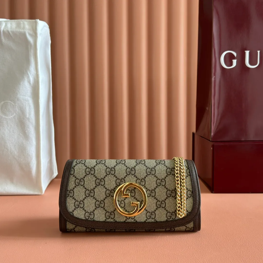p760. 📣📣📣【Original leather with 🌈Full set of counter packaging】🔥🔥Details of how to carry the chain bag (with full hardware chain) Gucci Blondie interlocking black (original leather) I love it at first sight, I have been waiting for this new style for a long time!! I personally like it very much, second-hand bags have always been my favorite 🍠It is super popular now, mainly because it is really good-looking! It’s really great to get it. The hardware and leather texture are very heavy and matchable. You can change it anytime and anywhere. It can be carried as an armpit bag or cross-body. Depending on your mood, I can switch between the two carrying methods. I think it is very retro, fashionable and fascinating! Among the many styles recently, this is the only item that makes me excited. Model: 725215. Dimensions: 21x10.5cm. Color: brown/original leather.