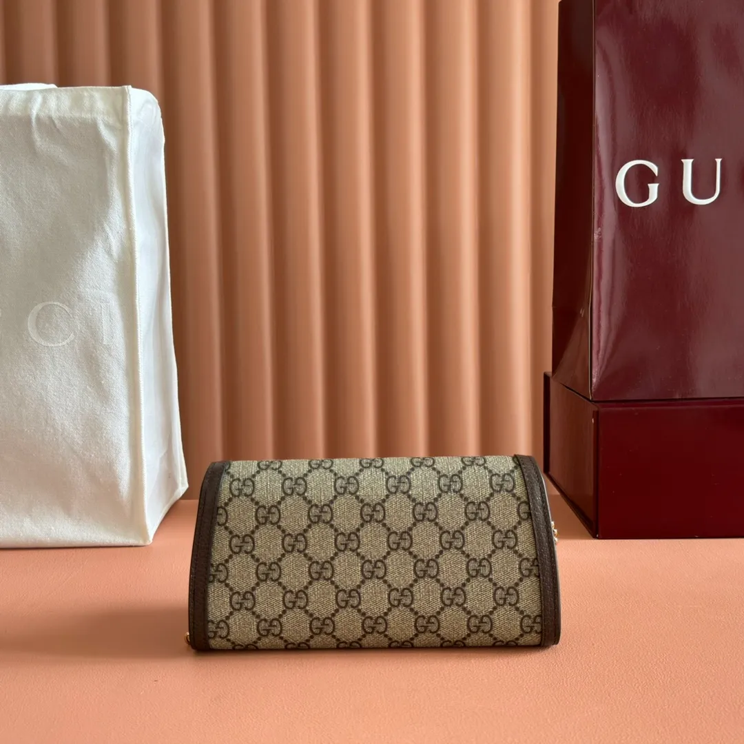 p760. 📣📣📣【Original leather with 🌈Full set of counter packaging】🔥🔥Details of how to carry the chain bag (with full hardware chain) Gucci Blondie interlocking black (original leather) I love it at first sight, I have been waiting for this new style for a long time!! I personally like it very much, second-hand bags have always been my favorite 🍠It is super popular now, mainly because it is really good-looking! It’s really great to get it. The hardware and leather texture are very heavy and matchable. You can change it anytime and anywhere. It can be carried as an armpit bag or cross-body. Depending on your mood, I can switch between the two carrying methods. I think it is very retro, fashionable and fascinating! Among the many styles recently, this is the only item that makes me excited. Model: 725215. Dimensions: 21x10.5cm. Color: brown/original leather.