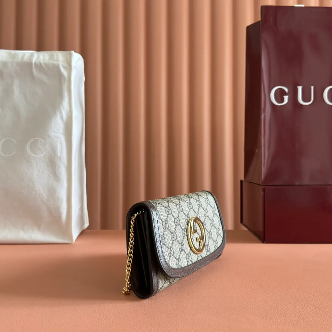 p760. 📣📣📣【Original leather with 🌈Full set of counter packaging】🔥🔥Details of how to carry the chain bag (with full hardware chain) Gucci Blondie interlocking black (original leather) I love it at first sight, I have been waiting for this new style for a long time!! I personally like it very much, second-hand bags have always been my favorite 🍠It is super popular now, mainly because it is really good-looking! It’s really great to get it. The hardware and leather texture are very heavy and matchable. You can change it anytime and anywhere. It can be carried as an armpit bag or cross-body. Depending on your mood, I can switch between the two carrying methods. I think it is very retro, fashionable and fascinating! Among the many styles recently, this is the only item that makes me excited. Model: 725215. Dimensions: 21x10.5cm. Color: brown/original leather.
