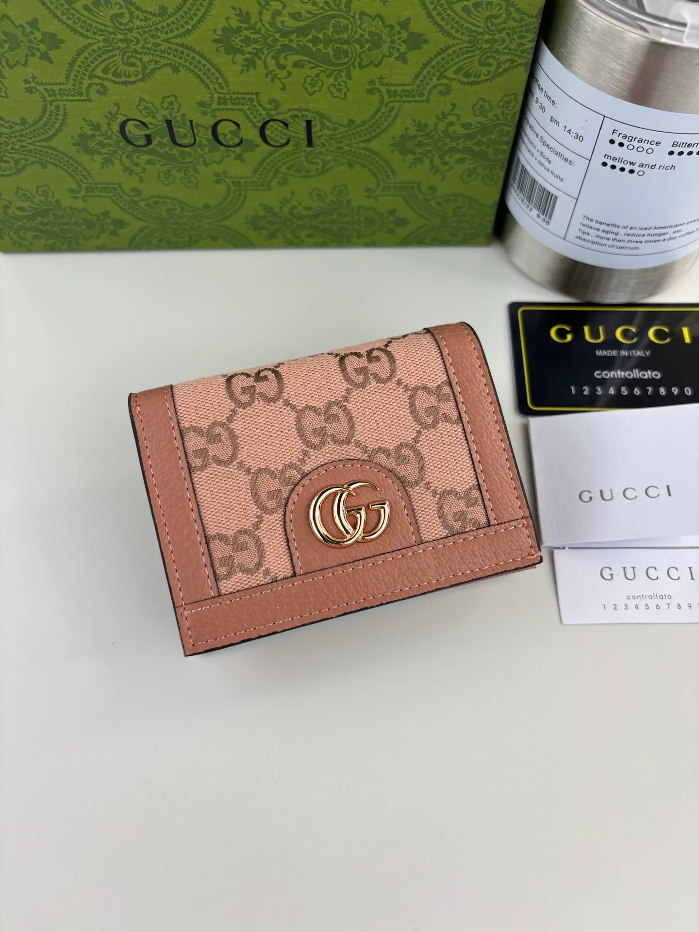 💰140 GUCCl As one of the most popular colors, this unique pink symbolizes luxury and pleasure. In the 2023 early autumn series, Gucci's new pink GG canvas incorporates new ideas into a series of small leather items; this Ophidia series, decorated with rose gold, accessories, and European-style wallets, evolved from the early Gucci diamond diamond pattern that began in the 1930s. This short card holder features logo, rose gold tone hardware Double G, pink leather piping, moiré fabric lining, rose gold hardware Model: 523155 Dimensions: 9cm x 10cm x 3cm Colour: rose gold pink
