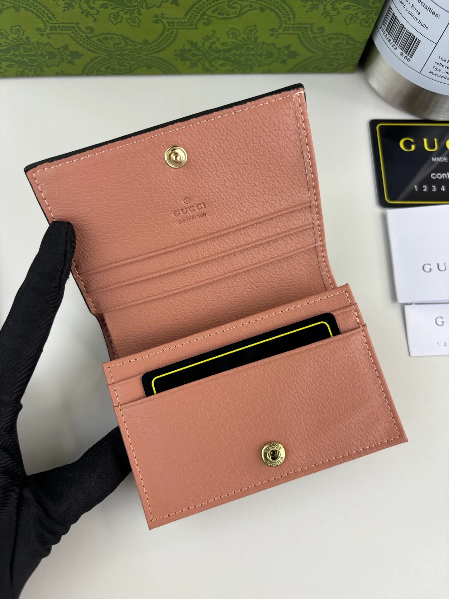 💰140 GUCCl As one of the most popular colors, this unique pink symbolizes luxury and pleasure. In the 2023 early autumn series, Gucci's new pink GG canvas incorporates new ideas into a series of small leather items; this Ophidia series, decorated with rose gold, accessories, and European-style wallets, evolved from the early Gucci diamond diamond pattern that began in the 1930s. This short card holder features logo, rose gold tone hardware Double G, pink leather piping, moiré fabric lining, rose gold hardware Model: 523155 Dimensions: 9cm x 10cm x 3cm Colour: rose gold pink
