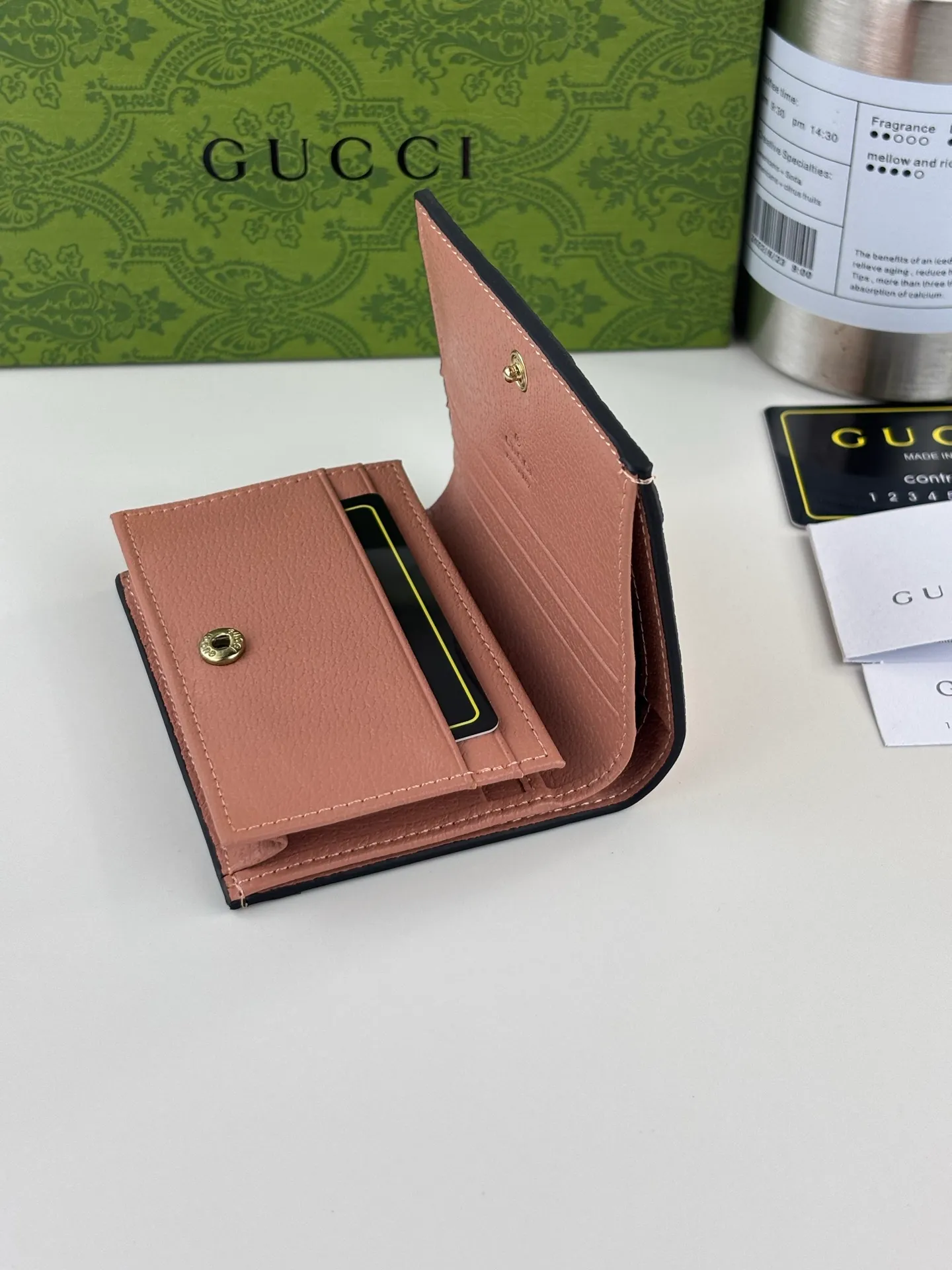 💰140 GUCCl As one of the most popular colors, this unique pink symbolizes luxury and pleasure. In the 2023 early autumn series, Gucci's new pink GG canvas incorporates new ideas into a series of small leather items; this Ophidia series, decorated with rose gold, accessories, and European-style wallets, evolved from the early Gucci diamond diamond pattern that began in the 1930s. This short card holder features logo, rose gold tone hardware Double G, pink leather piping, moiré fabric lining, rose gold hardware Model: 523155 Dimensions: 9cm x 10cm x 3cm Colour: rose gold pink