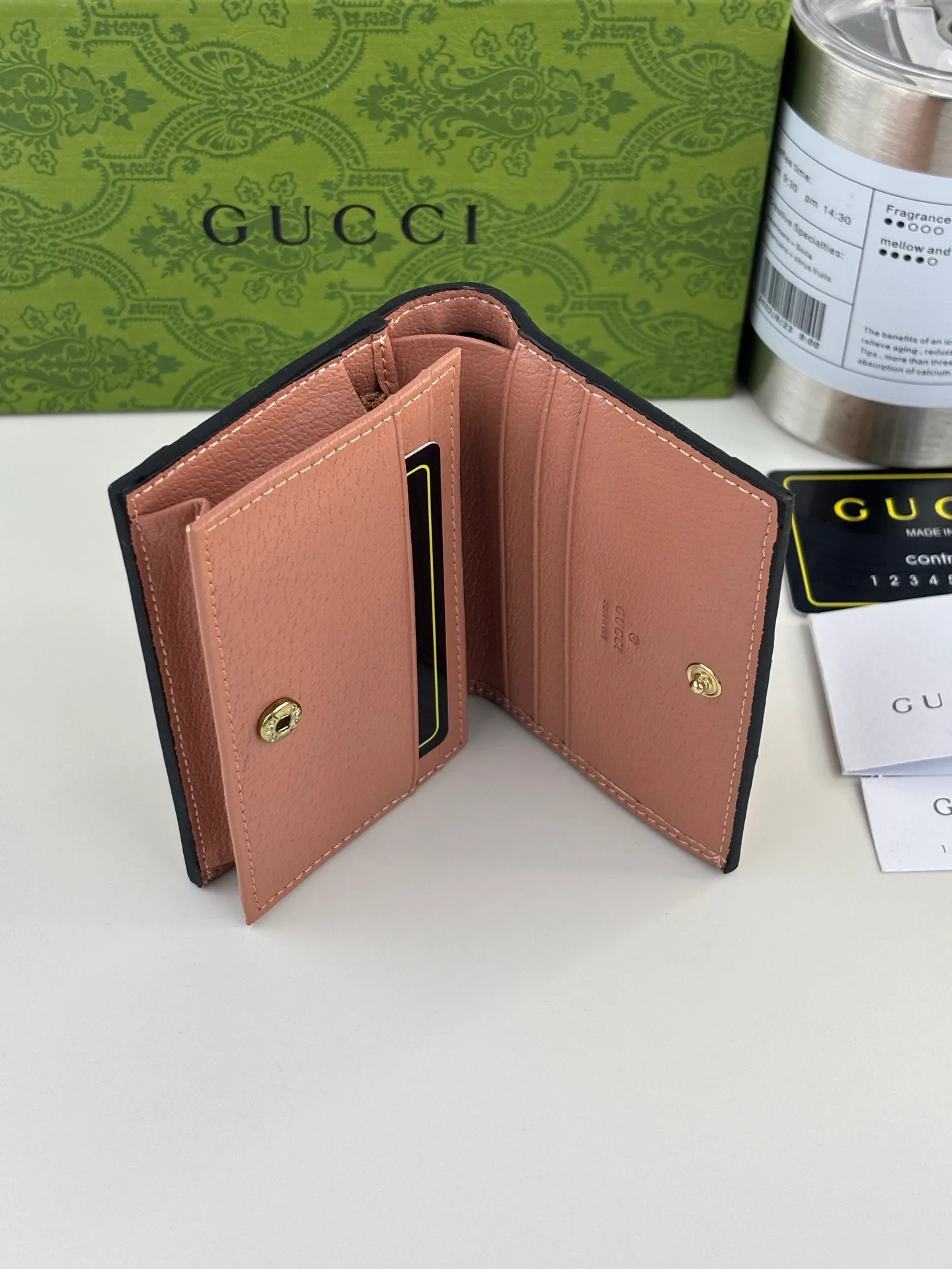 💰140 GUCCl As one of the most popular colors, this unique pink symbolizes luxury and pleasure. In the 2023 early autumn series, Gucci's new pink GG canvas incorporates new ideas into a series of small leather items; this Ophidia series, decorated with rose gold, accessories, and European-style wallets, evolved from the early Gucci diamond diamond pattern that began in the 1930s. This short card holder features logo, rose gold tone hardware Double G, pink leather piping, moiré fabric lining, rose gold hardware Model: 523155 Dimensions: 9cm x 10cm x 3cm Colour: rose gold pink