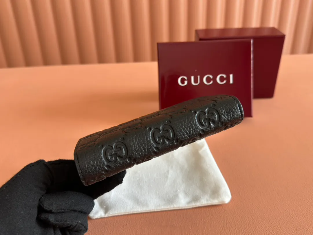 p520. 💋💋💋🔥"With full set of original green box packaging"🔥[New style] GG Emblem series super soft pink embossed/full leather Model: 815874. Dimensions: 18 (length) x 14 (width) x 3cm (thickness) Color: black full leather/original leather. Made in Italy