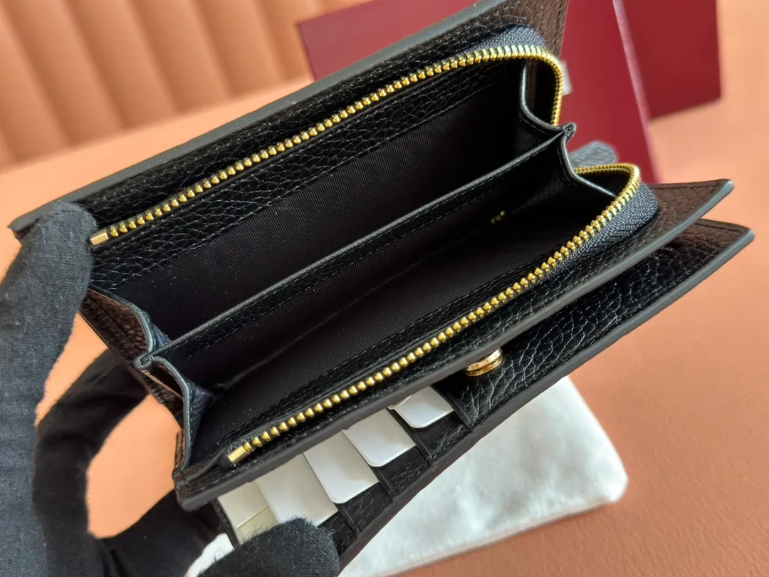 p520. 💋💋💋🔥"With full set of original green box packaging"🔥[New style] GG Emblem series super soft pink embossed/full leather Model: 815874. Dimensions: 18 (length) x 14 (width) x 3cm (thickness) Color: black full leather/original leather. Made in Italy