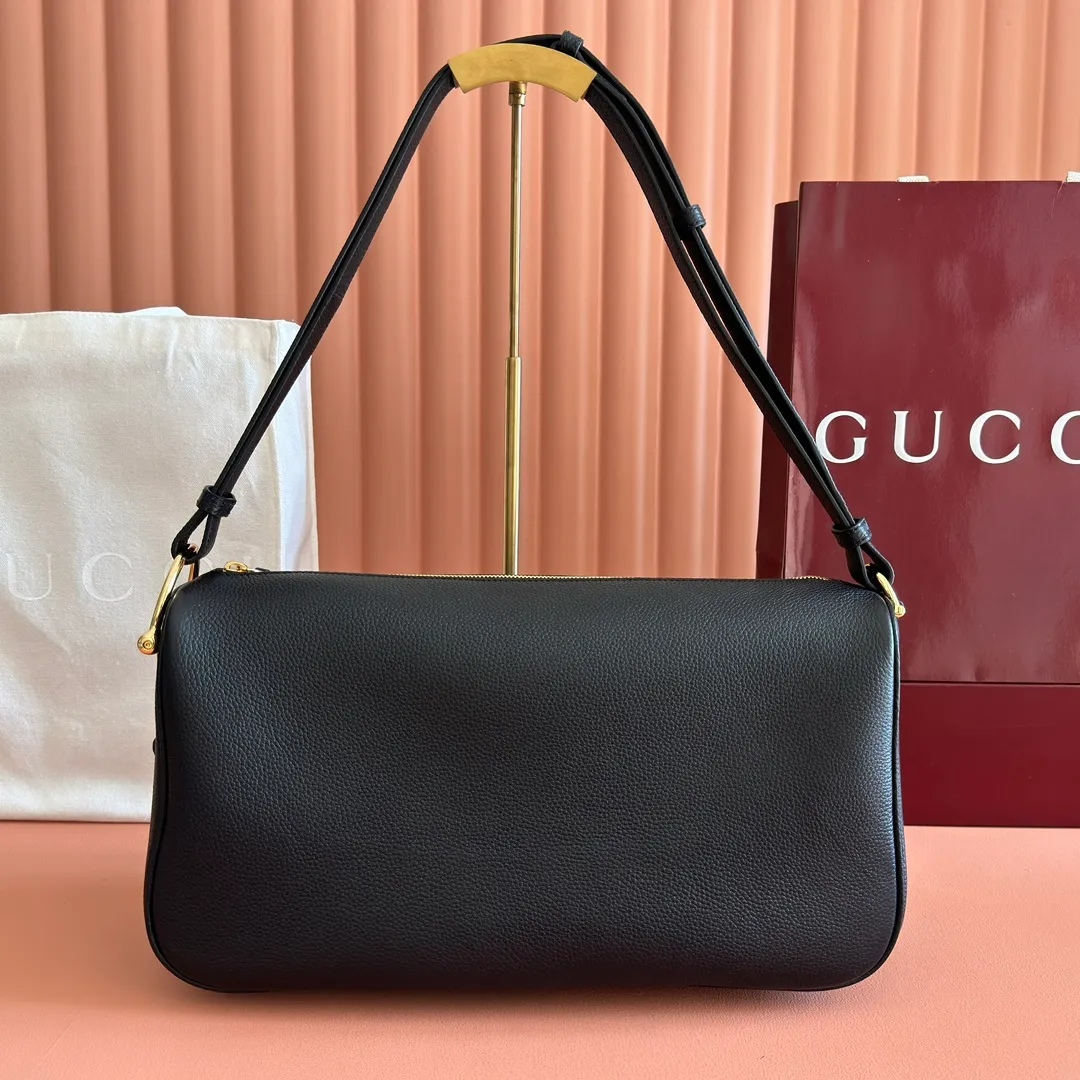 p1340💋💋💋【With full set of original counter packaging】The Gucci Half Horsebit series is newly presented, reinterpreting one of the brand's most iconic elements in a modern style. The collection cleverly combines relaxed silhouettes with the iconic half-horsebit hardware, which gives rise to its name. Brown grained soft leather Gold-tone hardware Brown cotton and linen blend lining Half horsebit closure Interior: One open pocket Adjustable cowhide leather shoulder strap (height: 33cm - 38cm) Zip closure Ident number: 862530. Dimensions: 38cm (width) x 20cm (height) x 15cm (depth) Weight: approx. 0.95kg Color: black/full leather.