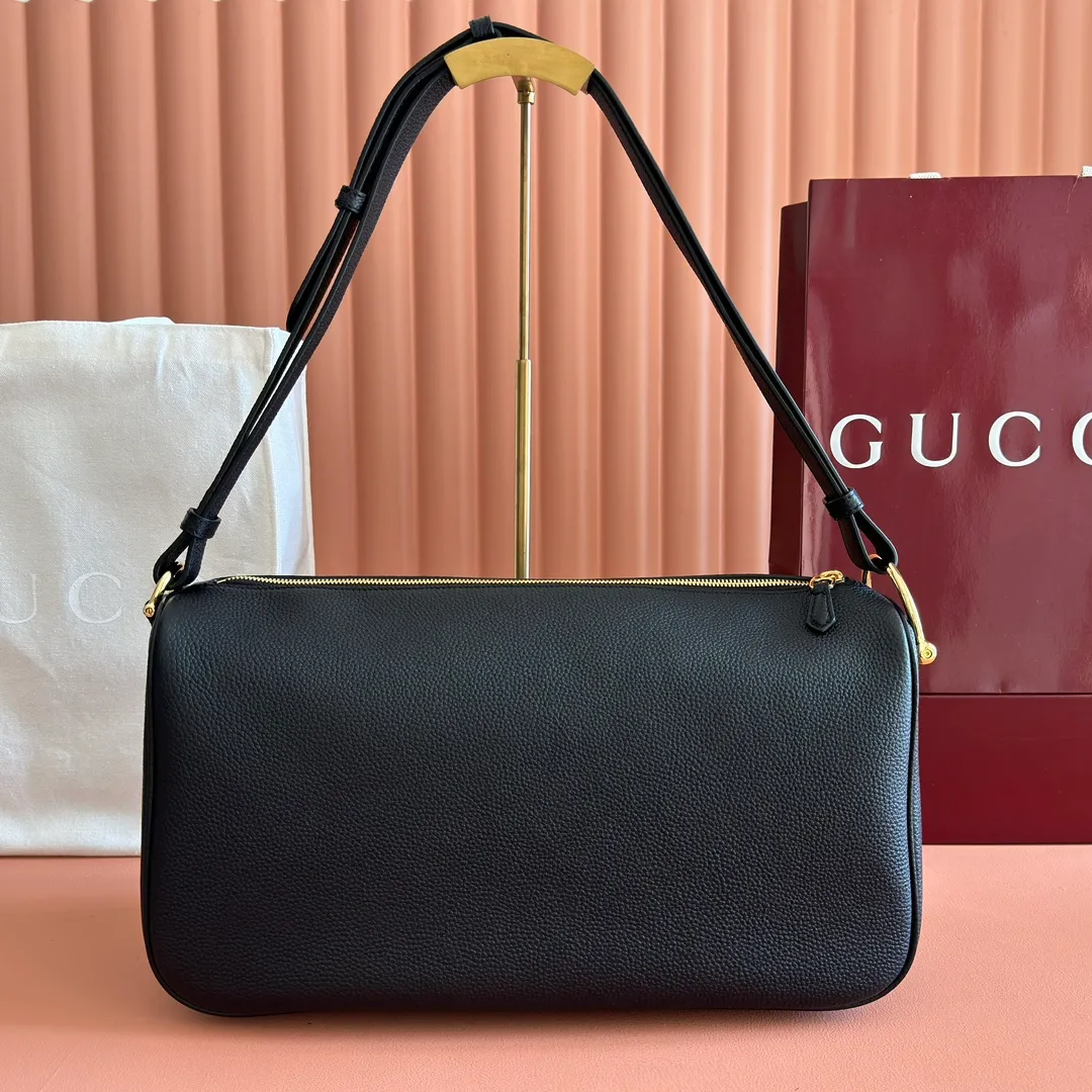 p1340💋💋💋【With full set of original counter packaging】The Gucci Half Horsebit series is newly presented, reinterpreting one of the brand's most iconic elements in a modern style. The collection cleverly combines relaxed silhouettes with the iconic half-horsebit hardware, which gives rise to its name. Brown grained soft leather Gold-tone hardware Brown cotton and linen blend lining Half horsebit closure Interior: One open pocket Adjustable cowhide leather shoulder strap (height: 33cm - 38cm) Zip closure Ident number: 862530. Dimensions: 38cm (width) x 20cm (height) x 15cm (depth) Weight: approx. 0.95kg Color: black/full leather.