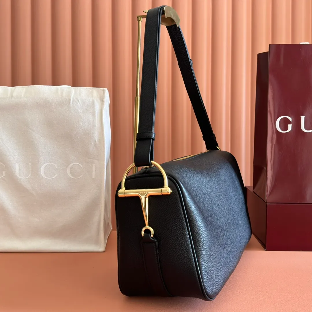 p1340💋💋💋【With full set of original counter packaging】The Gucci Half Horsebit series is newly presented, reinterpreting one of the brand's most iconic elements in a modern style. The collection cleverly combines relaxed silhouettes with the iconic half-horsebit hardware, which gives rise to its name. Brown grained soft leather Gold-tone hardware Brown cotton and linen blend lining Half horsebit closure Interior: One open pocket Adjustable cowhide leather shoulder strap (height: 33cm - 38cm) Zip closure Ident number: 862530. Dimensions: 38cm (width) x 20cm (height) x 15cm (depth) Weight: approx. 0.95kg Color: black/full leather.