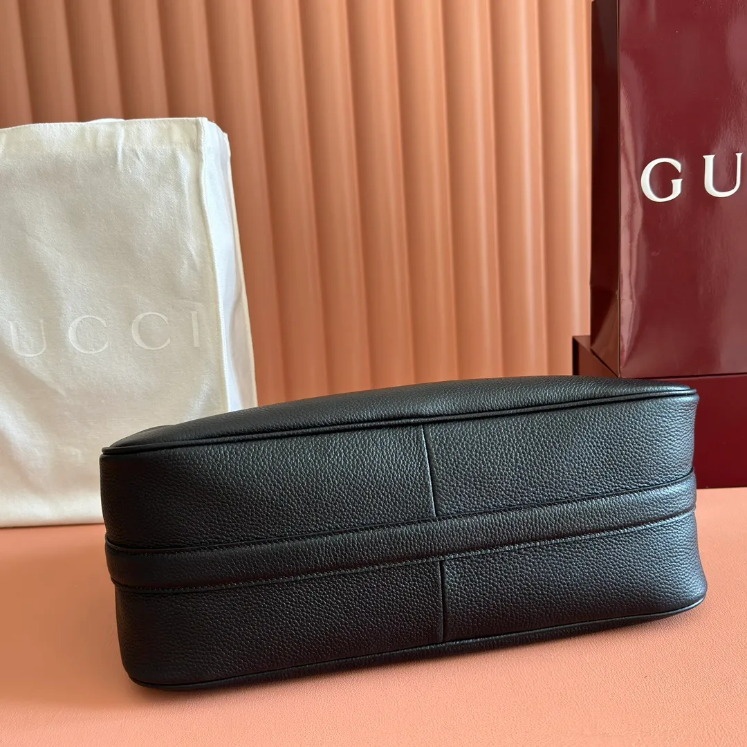 p1340💋💋💋【With full set of original counter packaging】The Gucci Half Horsebit series is newly presented, reinterpreting one of the brand's most iconic elements in a modern style. The collection cleverly combines relaxed silhouettes with the iconic half-horsebit hardware, which gives rise to its name. Brown grained soft leather Gold-tone hardware Brown cotton and linen blend lining Half horsebit closure Interior: One open pocket Adjustable cowhide leather shoulder strap (height: 33cm - 38cm) Zip closure Ident number: 862530. Dimensions: 38cm (width) x 20cm (height) x 15cm (depth) Weight: approx. 0.95kg Color: black/full leather.