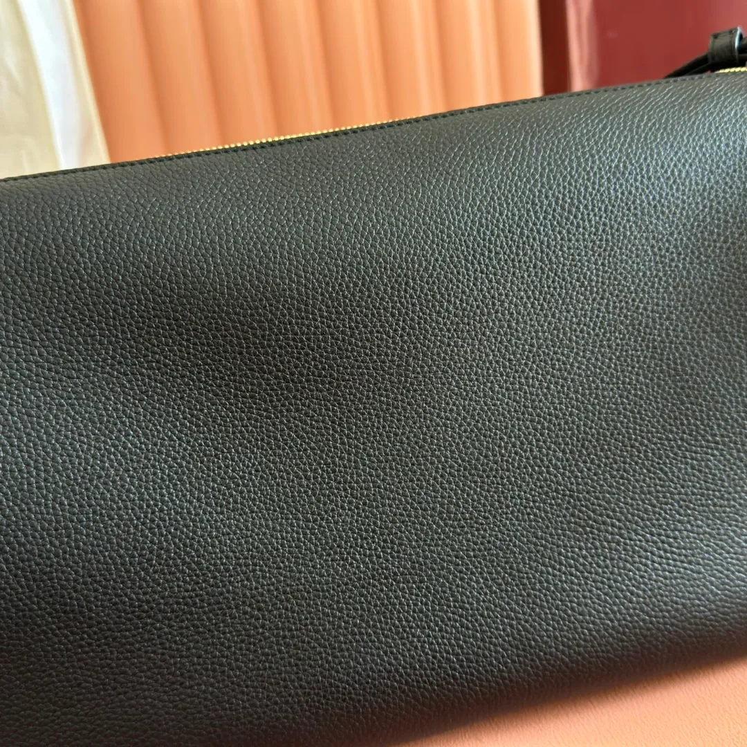 p1340💋💋💋【With full set of original counter packaging】The Gucci Half Horsebit series is newly presented, reinterpreting one of the brand's most iconic elements in a modern style. The collection cleverly combines relaxed silhouettes with the iconic half-horsebit hardware, which gives rise to its name. Brown grained soft leather Gold-tone hardware Brown cotton and linen blend lining Half horsebit closure Interior: One open pocket Adjustable cowhide leather shoulder strap (height: 33cm - 38cm) Zip closure Ident number: 862530. Dimensions: 38cm (width) x 20cm (height) x 15cm (depth) Weight: approx. 0.95kg Color: black/full leather.