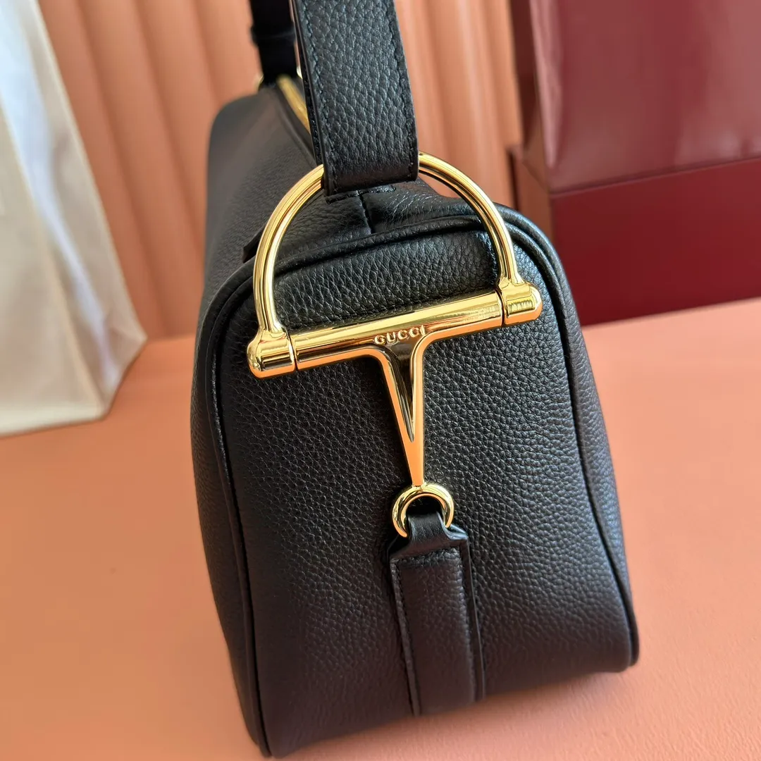 p1340💋💋💋【With full set of original counter packaging】The Gucci Half Horsebit series is newly presented, reinterpreting one of the brand's most iconic elements in a modern style. The collection cleverly combines relaxed silhouettes with the iconic half-horsebit hardware, which gives rise to its name. Brown grained soft leather Gold-tone hardware Brown cotton and linen blend lining Half horsebit closure Interior: One open pocket Adjustable cowhide leather shoulder strap (height: 33cm - 38cm) Zip closure Ident number: 862530. Dimensions: 38cm (width) x 20cm (height) x 15cm (depth) Weight: approx. 0.95kg Color: black/full leather.
