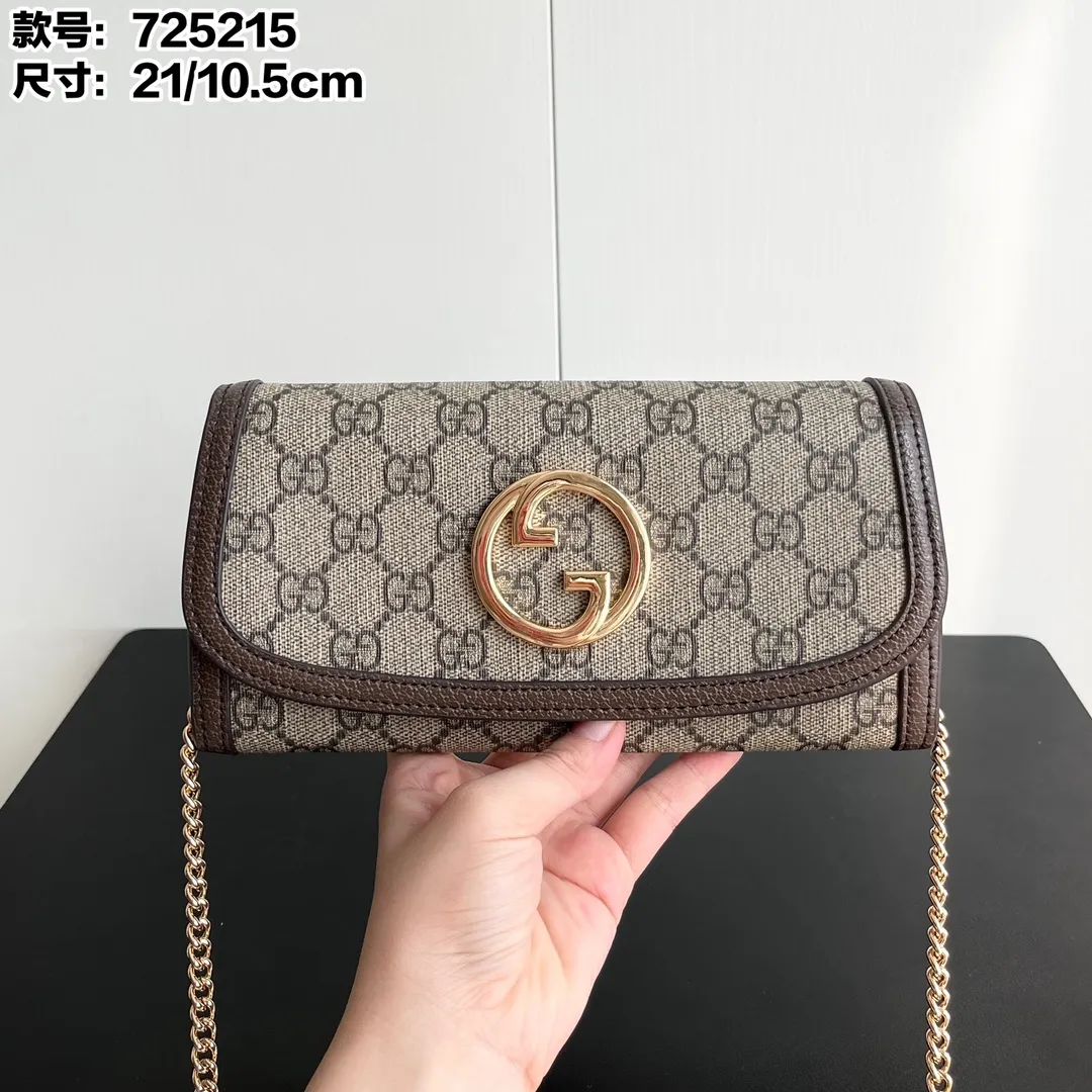 Actual shot #💰290 Model: 725215 Comes with box Size: 21x10.5cm I fell in love with Gucci Blondie at first sight. Second-hand bags have always been my favorite. They are super popular now, mainly because they are so beautiful! It can be worn as an armpit bag or as a cross-body carry. Depending on your mood, I find it very retro, fashionable and fascinating to carry it either way! Many colors to choose from, running quantity models