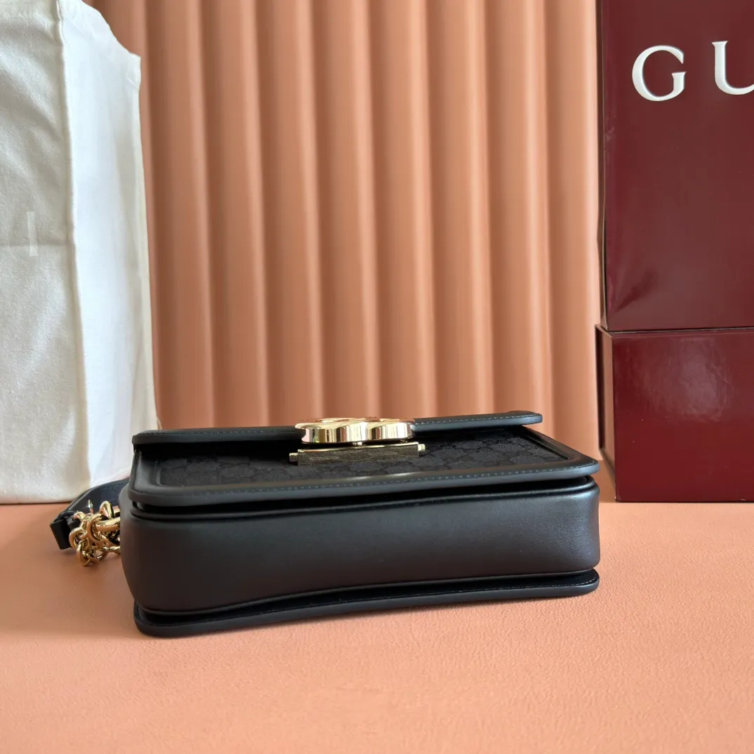 p1440💋💋💋【Complete package at counter】The Gucci Go series is designed for sports. This shoulder bag is made of exquisite and lightweight GG Monogram blue denim, with an elegant chain strap, adding another dazzling masterpiece to the 2025 spring and summer series. The interior layout of the bag is also very practical, with a removable mirror on the back. Brown GG Monogram blue denim Brown leather trim Light gold tone hardware Beige cotton and linen blend lining Interior: Three main compartments, one zipped pocket External: Removable mirror on the rear Chain strap (21 cm high); Detachable and adjustable shoulder strap (27 cm high); Length adjustable between 64 cm and 103 cm Spring clip buckle Model: 826761. Dimensions: 21.5cm (width) x 14cm (height) x 9cm (depth) Weight: approx. 0.8kg Color: denim brown/original leather. Made in Italy