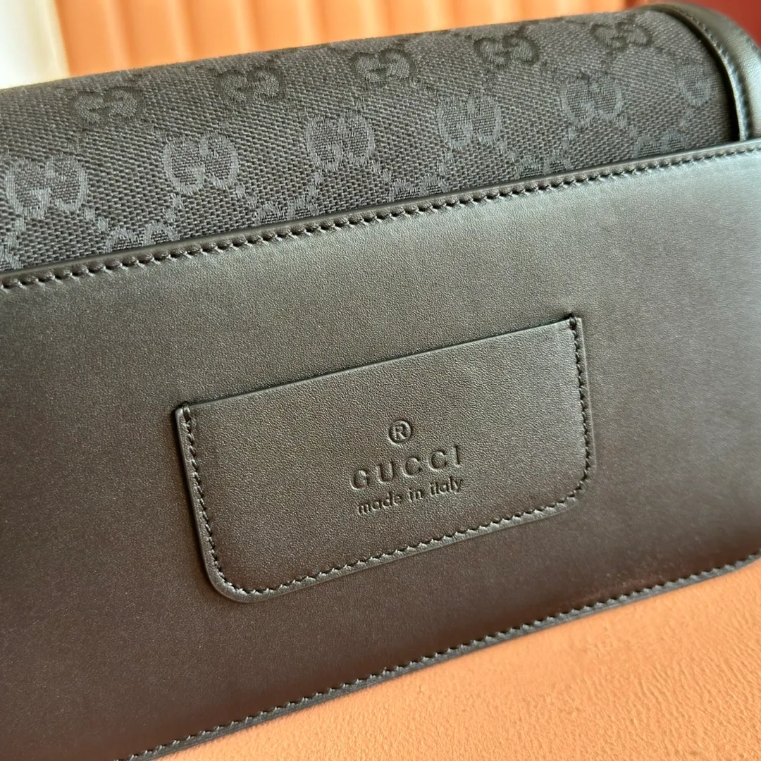 p1440💋💋💋【Complete package at counter】The Gucci Go series is designed for sports. This shoulder bag is made of exquisite and lightweight GG Monogram blue denim, with an elegant chain strap, adding another dazzling masterpiece to the 2025 spring and summer series. The interior layout of the bag is also very practical, with a removable mirror on the back. Brown GG Monogram blue denim Brown leather trim Light gold tone hardware Beige cotton and linen blend lining Interior: Three main compartments, one zipped pocket External: Removable mirror on the rear Chain strap (21 cm high); Detachable and adjustable shoulder strap (27 cm high); Length adjustable between 64 cm and 103 cm Spring clip buckle Model: 826761. Dimensions: 21.5cm (width) x 14cm (height) x 9cm (depth) Weight: approx. 0.8kg Color: denim brown/original leather. Made in Italy